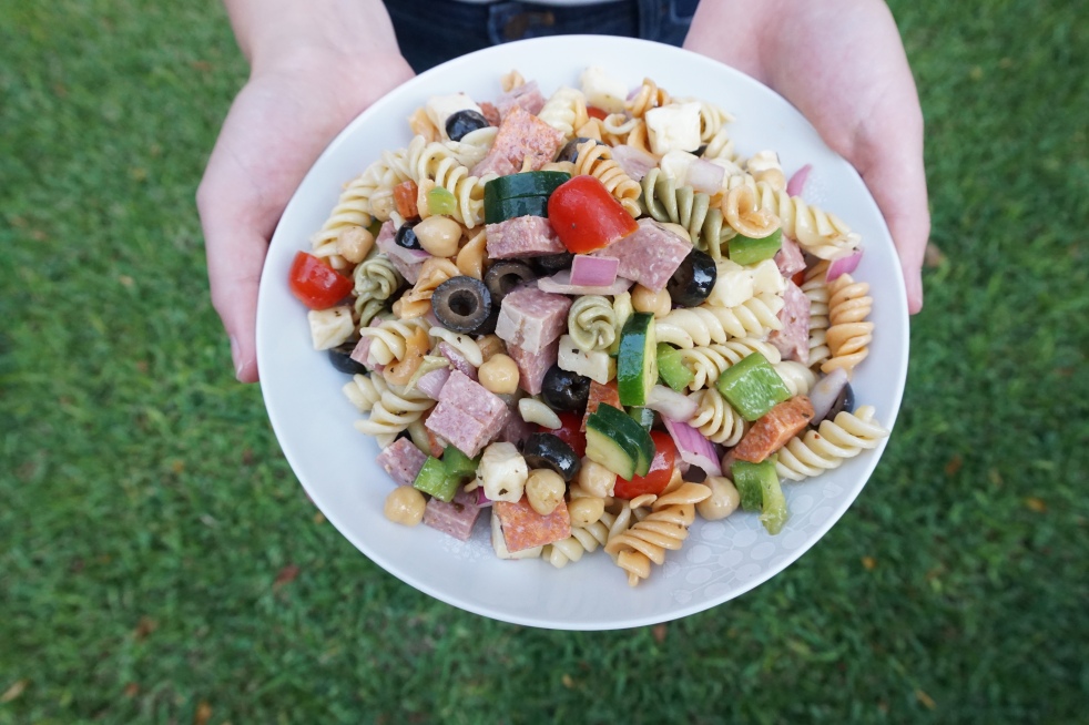 Easy Italian Pasta Salad | Elle & Jay - Looking for an easy cold side dish for your next gathering. This classic Italian pasta salad is all you need. Loaded with pepperoni, mozzarella, olives and veggies, this salad takes little prep and will serve a crowd. #italianpastasalad #pastasalad #coldpastasalad #sidedish